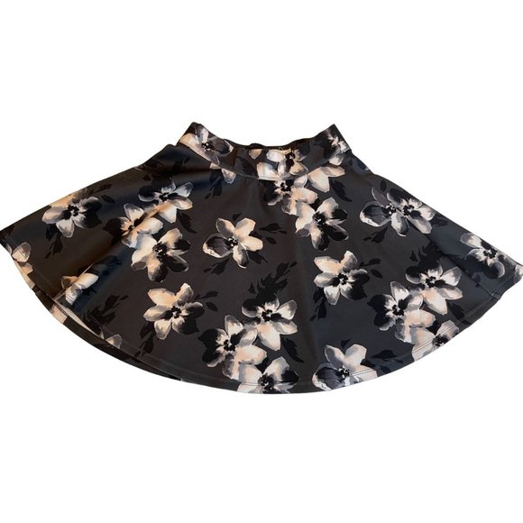Hollister California Womens Floral Scuba Skater Skirt Black White Size Small - Picture 1 of 6